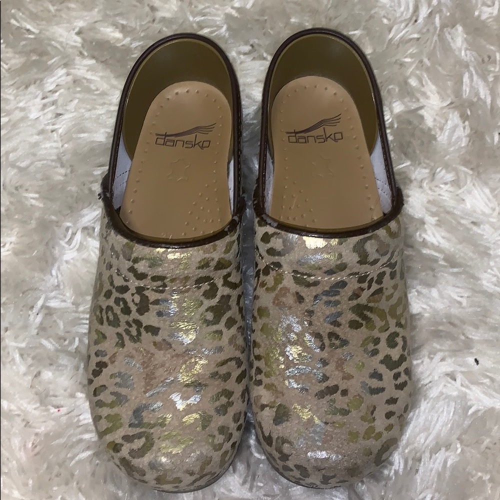 Dansko clogs !!! Worn once !! I accept offers